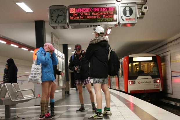 Teilnehmer des No Pants Subway Ride in Unterwäsche beim Umsteigen in der Hamburger U-Bahn..